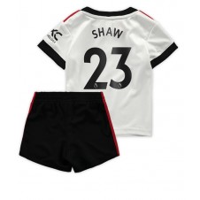 Manchester United Luke Shaw #23 Bortedraktsett Barn 2022-23 Kortermet (+ korte bukser)